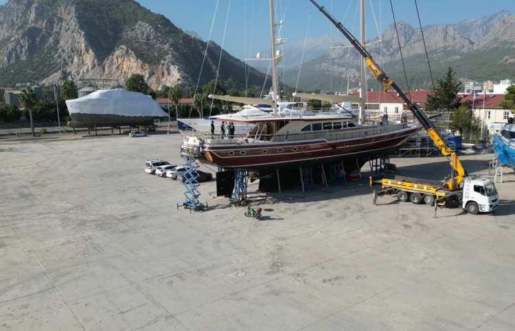 <p>Antalya Serbest Bölgesi’nin ihracat ağırlıklı bir bölge olduğunu vurgulayan Zeki Gürses, ihracatın ithalatı karşılama oranının ilk beş ayda yüzde 154 olduğunu belirtti. Gürses, <em><strong>"Buradaki imalat sanayisi son derece gelişmiş vaziyette, yat sektörü, medikal, elektrik, elektronik sektörleri tamamen üretime dayanılan sektörler burada çalışıyor ve ürettikleri ürünün tamamını yurt dışında satıyorlar. Ülkeye ciddi anlamda döviz kazandırıcı faaliyetlerimiz devam ediyor. Limanımızdan ilk beş ayda 283 bin tonluk yükleme yapılarak özellikle Orta Doğu ülkeleri ağırlıklı olmak üzere satış gerçekleştirildi. Bölgemizde imalat son derece yüksek, sanayi grubu üretilen ve ticaret hacmi içerisinde sanayi grubu yüzde 94 ağırlığa sahip, geriye kalan yüzde 6’sı maden grubundan oluşuyor</strong></em>" diye konuştu.</p>

<p> </p>
