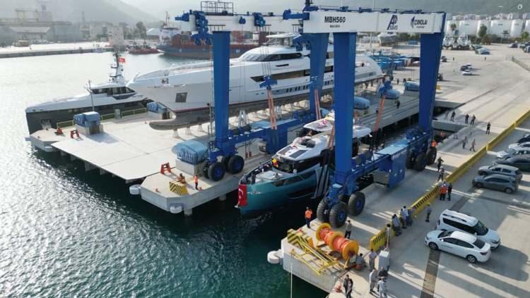 <p>Antalya Serbest Bölge’de istihdam sayısında da artış yaşandığına işaret eden Zeki Gürses, bölgede çalışan sayısının 7 bin 860 kişiyi bulduğunu bildirdi. Gürses, çalışan sayısının yaz aylarında dahil olan kişilerle 20 bine ulaştığını kaydederek, istihdam oranının geçtiğimiz yıla göre yüzde 13 arttığını dile getirdi. Gürses, <strong><em>"2017 yılında Ticaret Bakanlığı tarafından yeni işletme süremizin uzatılmasından sonra, bölgemizde yatırım faaliyetlerine ağırlık verdik. Yat sektörü bölgemizde geliştiği için, bölgemizdeki yat bakım onarım sahası olarak rıhtımlarla ciddi bir yatırım yaptık, yatırımın başlaması 2021 yılının haziran ayında gerçekleşti. Bu sayede biz şu anda Antalya Serbest Bölgesi olarak Doğu Akdeniz Bölgesi’nde en kapasiteli yat bakım onarım merkezi haline geldik. Bu tarihten sonra bölgemizdeki yat sektöründeki firmalar, daha büyük boylarda yat siparişi almaya başladı. Artık bölgemizde 90 metreye ve iki bin tona kadar yatlara hizmet verecek duruma geldik. Bunu yaparken de dünyada kabul edilen en modern shiftlift sistemini kurduk. Aynı zamanda bunu destekleyici olarak 560 ton kapasiteli travel lift de mevcut. Bu sayede bölgemizde yat sektörlerinin ihtiyaçlarını rahatlıkla karşılayabiliyoruz"</em></strong> ifadelerini kullandı.</p>
<p> </p>