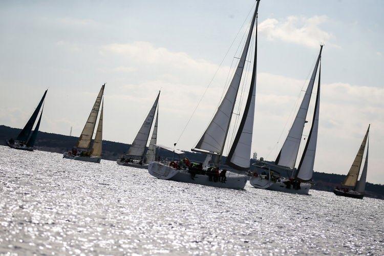 <p>Antalya Serbest Bölge Kurucu ve İşleticisi AŞ Genel Müdürü Zeki Gürses, 25 bin metre kare açık alanda firmalara yat bakım onarım için yer alanı tahsis ettiklerini kaydederek, yat sektörüne özellikle Kovid-19 salgını sonrası ciddi talep olduğunu ve yatlara ilginin arttığını dile getirdi. Zeki Gürses, üretim ve bakım onarım için siparişlerin artarak devam ettiğini bildirdi. Gürses, <em><strong>"Yatlar dünyanın her tarafına satılıyor, bölgemizdeki firmalar hep sipariş esasına göre üretim yaptığı için ABD, İtalya, Angola, Kenya, İngiltere gibi ülkelere yat imalatı yapıp satışı gerçekleştiriliyor. İlk 5 ayda üretimi tamamlanıp, sahiplerine teslim edilen yat sayısı 30 oldu. Bütün rıhtımlarımız şu anda dolu. Yat boyları uzadıkça yatları bağlayacak yer sıkıntısı yaşamaya başladık. Bu güzel bir gelişme. Bugüne kadar ürettiğimiz yat sayısı ise 724’e ulaştı, bugüne kadarki toplam satış değeri 1 milyar 742 milyon dolar oldu. Toplam uzunluğu 13 bin 222 metreye ulaştı. Her geçen yıl ortalama ürettiğimiz yat boyları artmaya başladı, bunun sağladığı katma değer çok fazla. Bu birçok alt sektörü de destekliyor, ihtiyaçları Antalya’dan karşılanıyor</strong></em>" dedi.</p>
