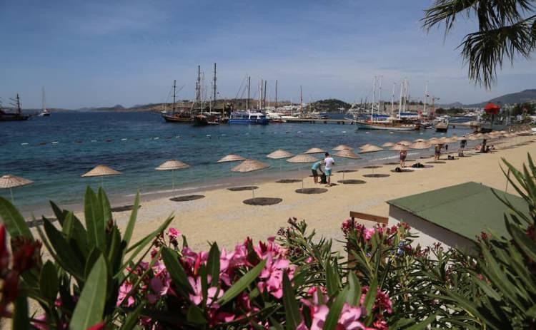 <p><em><strong>"Dünya sıralamasına baktığımız zaman, yat sektöründe öne çıkan ilk üç ülkeye bakarsak; birinci sırada İtalya, ikinci sırada Hollanda, üçüncü sırada Türkiye yer alıyor. Türkiye'nin üçüncü sıraya kadar yükselmesinin en büyük nedeni; Antalya Serbest Bölgesi, çünkü burada ciddi anlamda, imalatı tamamlanan imalatı devam eden teknelerin boyları Türkiye’yi üçüncü sıraya kadar taşıdı. Hızla ürettiğimiz yat sayısı arttıkça, üretilen yatlar fuarlarda sergilendikçe, denizlerde seyrettikçe tanınırlığı artarak, bölgemize daha fazla talep gelmeye başladı. Rusya, Ukrayna, Amerika, İtalya, İsviçre, Afrika ülkelerinden sipariş talepleri geliyor. Yüzde 52 oranla Avrupa Birliği ülkeleriyle ticaret yapıyoruz."</strong></em></p>

<p> </p>
