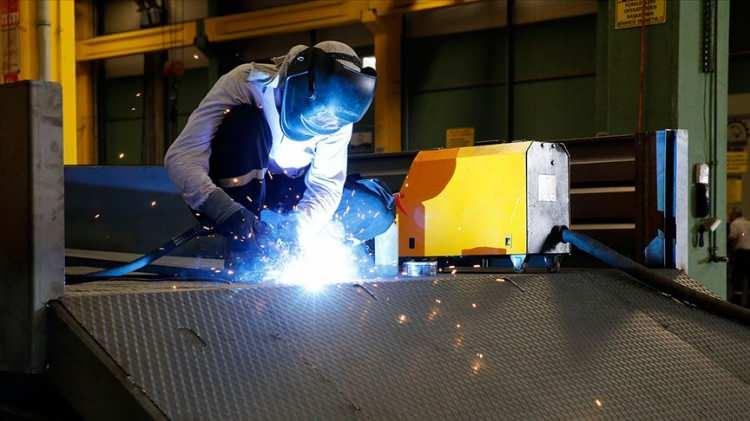 <p>Araştırmaya göre, TÜPRAŞ üretimden satışlarda 484,2 milyar lirayla listede ilk sırayı alırken, 2022'de üçüncü sırada olan Ford Otomotiv 238 milyar lirayla ikinciliğe yükseldi. </p>