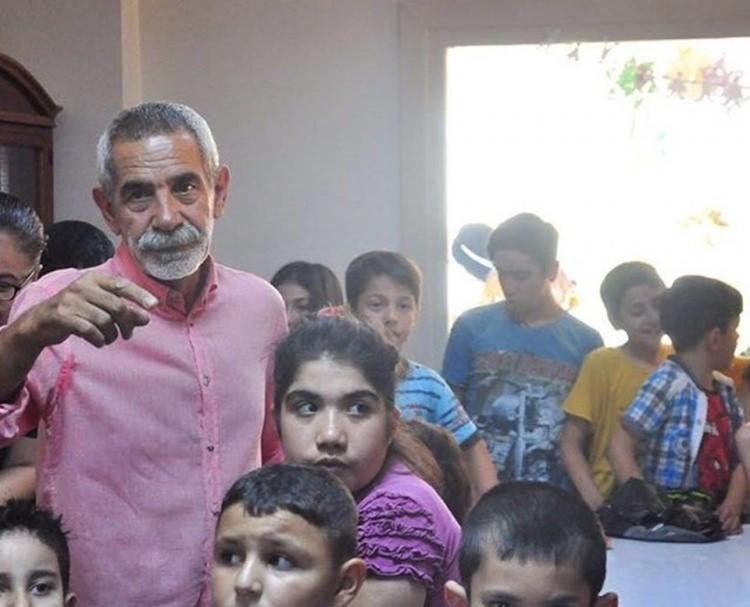 <p><span style="color:#B22222"><strong>"BENİM İKİ DESTURUM VARDIR"</strong></span></p>

<p><strong>"Benim iki desturum vardır." diyen Tanülkü, "Hastane ile hapishaneye ne zaman düşüleceği belli olmaz. Onun için hiç kimse kimseyi küçümsemesin. Cezaevindeki çocuklar sokak çocuklarıyla ve sokak çocukları senin evindeki çocukla aynı parkta, aynı salıncağa binip biz de onları sallarsak bu ülkede barışı elde ederiz. Çocuklarıma da bunu öğretiyorum." ifadelerini kullandı.</strong></p>
