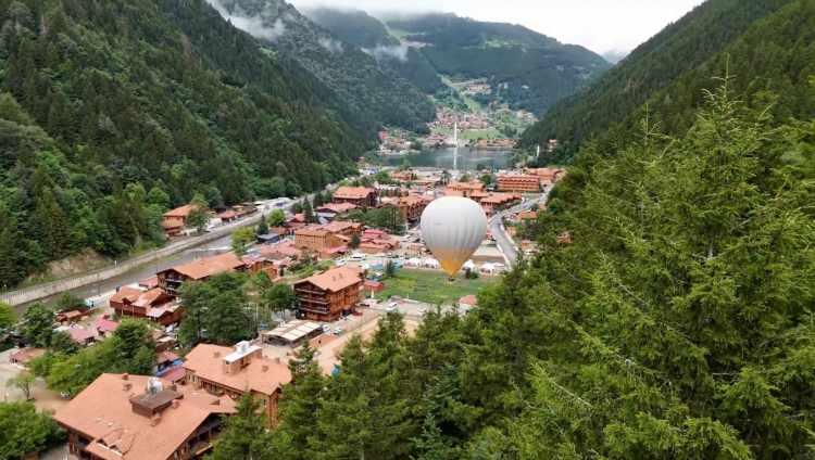 <p>Dünyaca ünlü turizm merkezi Uzungöl'de bir ilke imza atıldı.</p>
