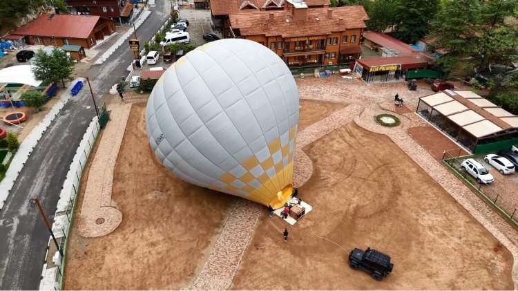 <p>Kapadokya ile özdeşleşen sıcak hava balonu aktivitesi Trabzon'un Çaykara ilçesindeki doğa harikası Uzungöl'e taşındı.</p>
