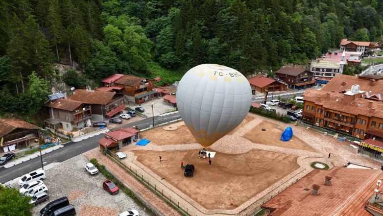 <p>Uzungöllü genç girişimciler tarafından turizm merkezine getirilen 2 ve 15 kişilik balon yoğun bir ilgi ile karşılandı.</p>
