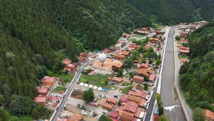 <p>İpe bağlı uçuş gerçekleştiren balonlar yerden 60 metreye kadar yükseltilirken, balon aktivitesinde doğum günü, yıl dönümü ve evlilik teklifi gibi etkinliklerde yapılıyor. </p>
