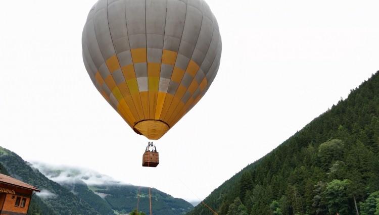 <p>Hava ve coğrafi şartlar nedeniyle balonla şuan serbest uçuş için imkanı sağlanamazken, deneme ve hava ölçümlerinin sürdüğü bildirildi.</p>
