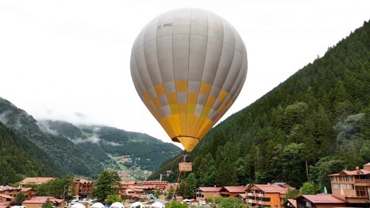 <p>Kapadokya'dan gelen balon pilotu Hanife Özkan İntepe, Uzungöl'ün yere bağlı uçuşa daha uygun olduğunu belirterek serbest uçuş için deneme ve ölçümlerin sürdüğünü söyledi.</p>
