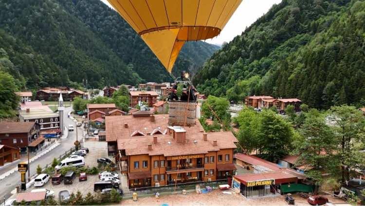 <p>İntepe, “2 balon olarak geldik. Biri 12 kişilik diğeri ise 2 kişilik. Kapadokya'da serbest olarak başladığımız uçuşlara burada yere bağlı uçuş olarak start verdik.</p>
