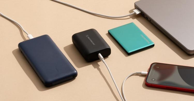 <p><span style="color:#B22222"><strong>BİR POWERBANK KULLANABILIRSINIZ</strong></span></p>

<p> </p>

<p>Yola çıkmadan önce doldurarak yanınıza aldığınız powerbank’ler telefonunuzun şarjı bittiğinde hayat kurtarıcı olabilir</p>
