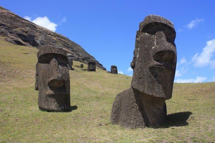 <p>Yüzyıllar önce Rapa Nui halkı tarafından oyulan bu devasa taş figürler adanın manzarasını süslemekte ve adanın zengin kültürünün bir kanıtı niteliğindedir. </p>
