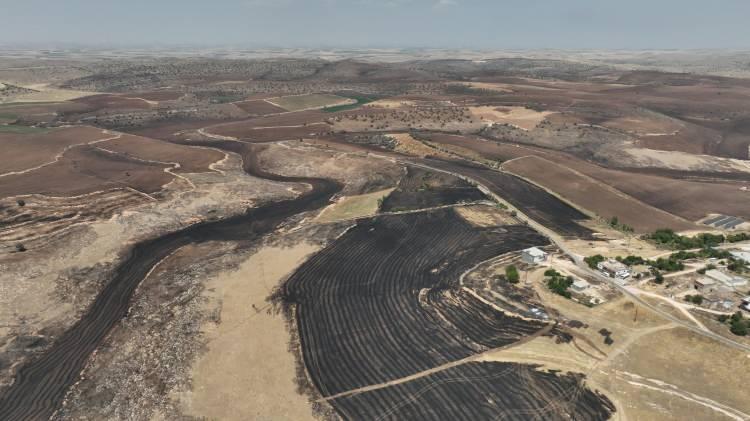 <p>Kırsal Köksalan Mahallesi’nde hayatını kaybeden İsmail Yardımcı, kırsal Yazçiçeği Mahallesi’nde defnedilirken, yüzünde ve vücudunun çeşitli yerlerinde yanıklar oluşan oğlu Yasin Yardımcı ise tedavisinin ardından taburcu edildi. İsmail Yardımcı’nın yeğeni Ömer Yardımcı (26), amcasının Köksalan’daki yangını söndürmek için en büyük oğluyla yardıma gittiğini belirterek, şöyle dedi: </p>
