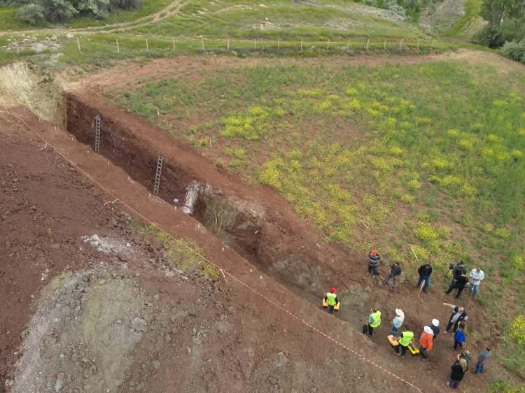 <p><em><strong>Daha sonra bu harita üzerinde dron ile uçuşlar gerçekleştirip, daha detaylı haritalar üretiyoruz. Bunlar üzerinde açacağımız hendek yerini belirledikten sonra buralarda faya dik yönde radar ve jeofizik yöntemiyle fayın burada olup, olmadığını tespit etmeye çalışıyoruz. Bunları belirleyip, olumlu sonuçlar aldıktan sonra kazıya karar veriyoruz" </strong></em>dedi.</p>
