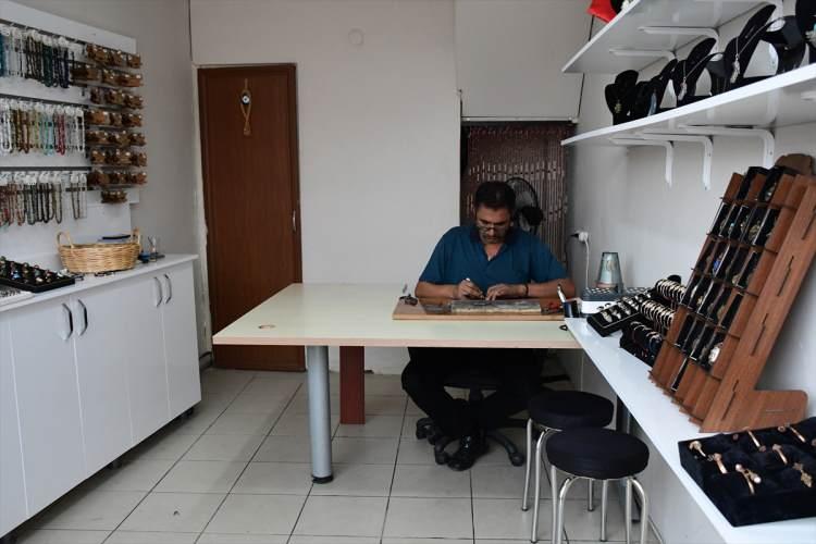 <p>Düzce'de Kültür ve Turizm Bakanlığı geleneksel el sanatçısı Muharrem Güneş, telkari sanatına 38 yılını verdi ve altın, gümüş, bakır tellerden takı, süs ve hediyelik eşyalar üretiyor.</p>

<p> </p>

