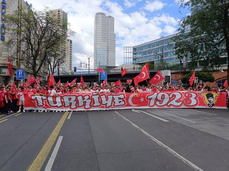 <p>Türk taraftarlar Avrupa Futbol Şampiyonası (Euro 2024) çeyrek final maçının oynanacağı Berlin Olimpiyat Stadı'na doğru 50 bin kişiyle yürüyüşe geçti.</p>
