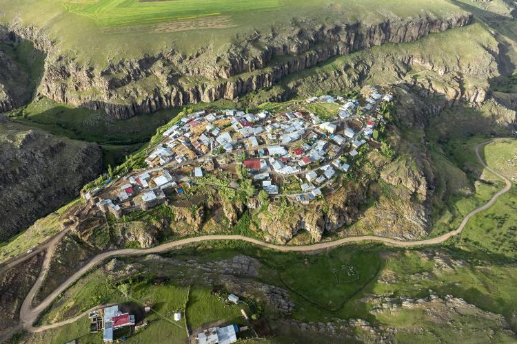 <p>Yöre halkının yerleşim yerine tek giriş kapısı olan surlarla çevrili kale kapısını kullandığı köyde, cami ve kilise gibi bazı tarihi yapıların kalıntıları da bulunuyor.</p>
