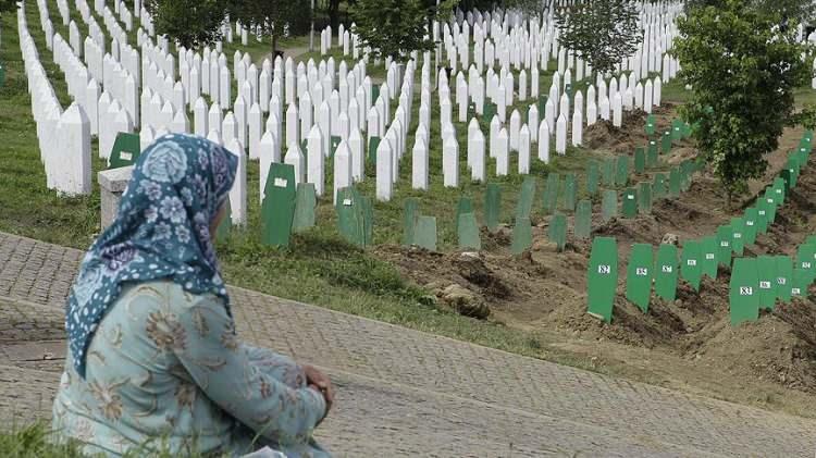 <p>Potoçari Anıt Mezarlığı'nda şimdiye kadar 6 bin 751 kurban defnedilirken, 250 kurban ailelerin isteğiyle yerel mezarlıklarda toprağa verildi. Srebrenitsa Katliamı'nda hayatını kaybeden ve cenazesine ulaşılamayan 1000'den fazla kişi bulunuyor.</p>
