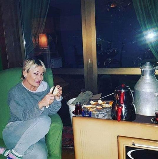 <p>48 yaşındaki Zeynep, eşi Can Yalman'la Milas'ta bir butik otel işletiyor. Şarkıcı, müziğe asla ara vermediğini söyledi.</p>
<p> </p>