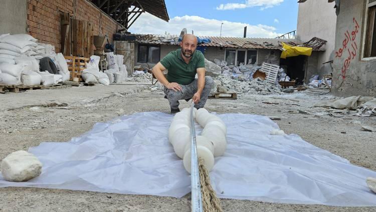 <p>Gümüş, kente geldiğinde bir arkadaşının atölyesinde makine ile kesip işlediği kaya tuzundan 33 boncuk oluşturdu.</p>
<p>İmameyi de kaya tuzundan hazırlayan Gümüş, bir araya getirdiği 33 boncuk ile 3 metre 33 santimetre olan tespihini tamamladı.</p>
<p>Yaklaşık 90 kilogram ağırlığa sahip tespih, görenlerin dikkatini çekiyor.</p>