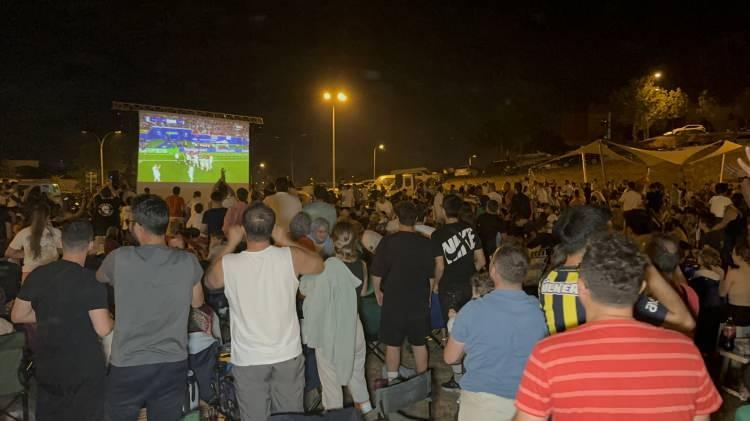<p>Düzce'de A Milli Futbol Takımı son 16 turundaki müsabakası için Bahçeşehir bölgesinde dev ekran kuruldu.</p>
