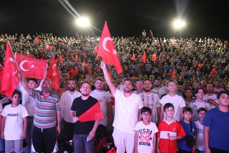 <p>Sakaryalı futbolseverler, daha önceki maçlarda olduğu gibi milli takım için yeniden millet bahçesinde tek yürek oldu.</p>
