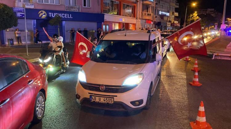 <p>Meydanda kurulan dev ekranda milli maçı bir arada izleyen Aydınlılar, zorlu geçen mücadelenin sonunda Avusturya'yı 2-1 yenerek çeyrek finale yükselen yükselen milli takımın zaferini coşkuyla kutladı.</p>
