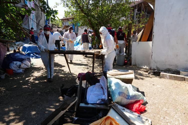 <p>Hayvanlar, Düzce Belediyesi Hayvan Konukevi'ne götürüldü. Çöpten arındırılan evde ekipler tarafından hijyen ve yaşam koşullarının daha iyi şartlarda olması için tadilat ve temizlik çalışmaları başlatıldı. </p>
