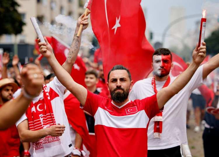 <p>Burada toplanan yaklaşık 50 bin Türk taraftar marşlar ve şarkılar eşliğinde çeyrek final maçının oynanacağı Berlin Olimpiyat Stadyumu'na doğru hep birlikte yürüyüşe geçti.</p>
