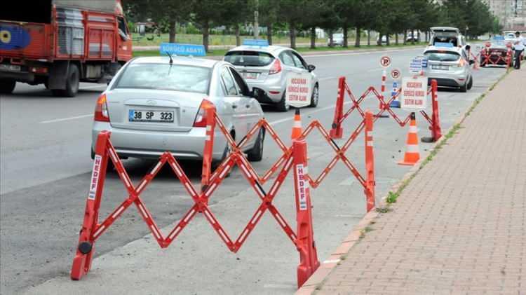 <p>Engelli kursiyerlerin hepsinin çeşit çeşit engelli durumları söz konusu. Bir aracı yüz çeşit engelliye çeviremeyebiliyoruz ama burada da bir değişiklik yapması bekleniyor. </p>
