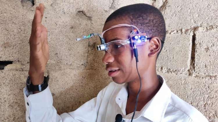 <p>Nijerya'da lise öğrencisi, görme engelliler için sensörlü gözlük geliştirdi.</p>
