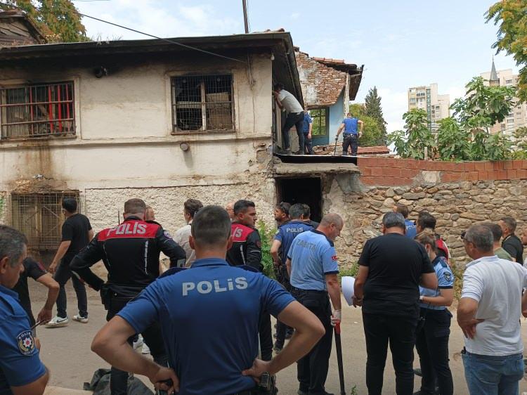 <p>Binaya giremeyen ekiplerin ihbarı üzerine olay yerine polisler sevk edildi. Yasa, kendisini ikna etmeye çalışan polis memuru T.H.'yi kapıyı açmaya çalıştığı sırada kolundan bıçakladı</p>
