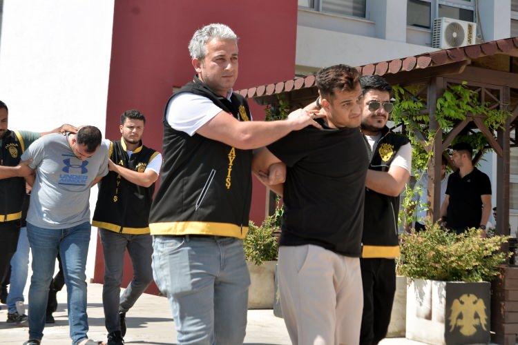 <p>Gözaltına alınan Emre Kaan Aktaşlı, kuzeni Akın Aktaşlı ile Ali Timoçin (28), Mehmet Taha Alyanak (22) ve Sebahattin Gökçe’nin (22) emniyetteki işlemlerinin devam ettiği, yaralı Kemal Aktaşlı’nın ise tedavisinin sürdüğü bildirildi. </p>

<p> </p>
