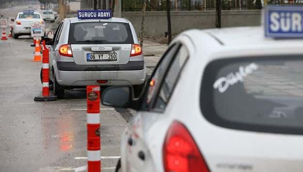 <p>Trafik kazalarının azaltılmasıyla ilgili Ulaştırma ve Altyapı, Sağlık ve İçişleri Bakanlığının denetim sorumluluklarının bulunduğunu belirten Tekin, <strong>"Burada eğitim konusu da çok önemli. İlk defa ehliyet alacakların eğitim standartlarının yükseltilmesiyle ilgili yönetmelik değişikliği hazırlığı vardı. STK'ler olarak Milli Eğitim Bakanlığı Özel Öğretim Kurumları Genel Müdürlüğüyle bu konuyu istişare ettik, bizlerin de görüşlerini aldılar."</strong> ifadelerini kullandı.</p>
