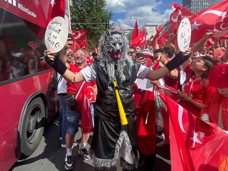 <p>Yürüyüş esnasında taraftar konvoyuna mehteran takımı da eşlik etti. Taraftarlar güzergah boyunca şarkılar söyledi, Türkiye tezahüratları yaptı ve mehter marşlarına eşlik etti.</p>
