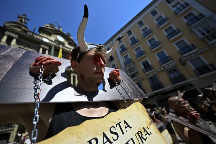 <p>İspanya'da boğa güreşi karşıtları, San Fermin Festivali öncesi gösteri yaptı.</p>
