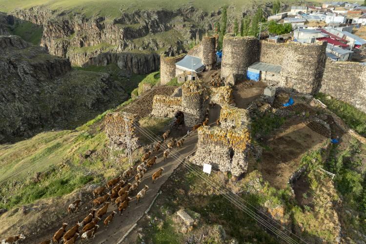 <p>Yerleşim yerini çevreleyen surların bazı yerlerde yıkık vaziyette olduğu 80 haneli "kale köy", bölgeye gelen yerli ve yabancı turistlerin de ilgisini çekiyor.</p>
