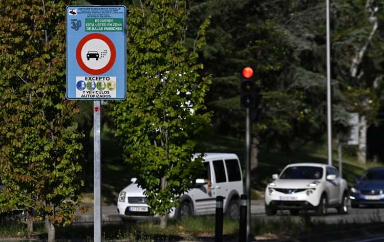 <p>Belediye, çevre kriterlerini karşılamayan araçların kontrolünü yapmak için kent merkezine ve M-30 çevre yolu üzerine 500 kamera yerleştirildiğini duyurdu.</p>
