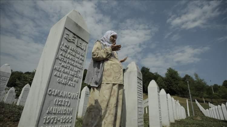 <p>Lahey'deki Uluslararası Adalet Divanı, 2007'deki kararında, Eski Yugoslavya Uluslararası Ceza Mahkemesinden (ICTY) gelen kanıtlar doğrultusunda, Srebrenitsa ve civarında yaşananları<em><strong> "soykırım"</strong></em> olarak nitelendirdi.</p>
