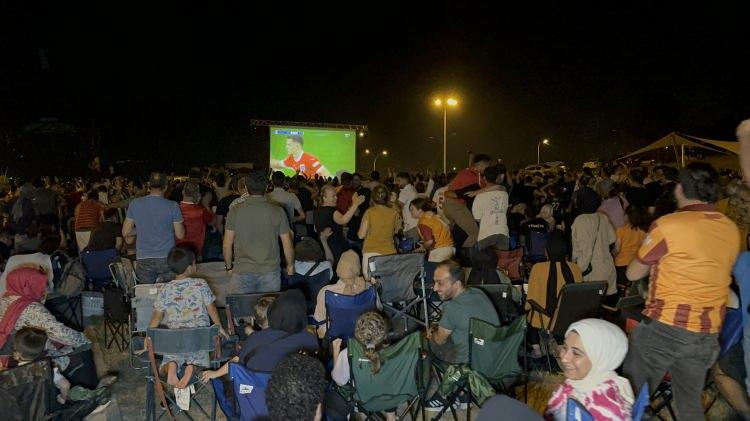 <p>Binlerce Düzceli milli maç heyecanını Yeşilvadide Düzce Belediyesi tarafından kurulan dev ekranda izledi.</p>
