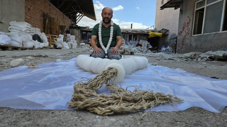 <p>Fatih Gümüş, AA muhabirine, tespih sevdasının çocukluk yaşlarında başladığını söyledi.</p>
<p>Çocukken eline alıp çektiği tespihi gören bir yaşlının kendisine, <em><strong>"Sen o tespihi taşıyorsun ama manası nedir biliyor musun?</strong></em>" demesiyle merakının arttığını anlatan Gümüş, bunun kendisini tespih yapmaya ittiğini belirtti.</p>
<p>Hayalinin dünyanın en büyük doğal tespihini yapmak olduğunu dile getiren Gümüş, <em><strong>"Bunu yaparken, 'Madem dünyanın en büyük doğal tespihi olacak, o zaman memleketim Çankırı'nın kayasından, tuzundan yapayım' dedim ve geçen yıl denemeyle başlayan projemiz bu yıl son buldu. Tespihin, Ankara'da açılacak tespih müzesinde sergilenmesini planlıyorum."</strong></em> diye konuştu.</p>