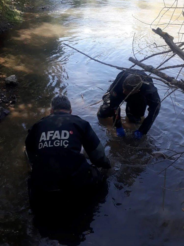 <div>ARACINA ALMIŞ</div>

<div>Profesörün kaybolmadan önce 5 kişiyi aracına aldığı tespit edildi.</div>

<div> </div>

<div>Bekir Karasu'nun olay günü bir kafile ile geziye çıktığı öğrenildi.</div>
