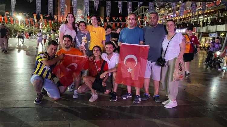 <p>Aydın sokaklarını kırmızı-beyaza boyayan binlerce vatandaş, çeyrek finale yükselmeyi coşkuyla kutladı.</p>
