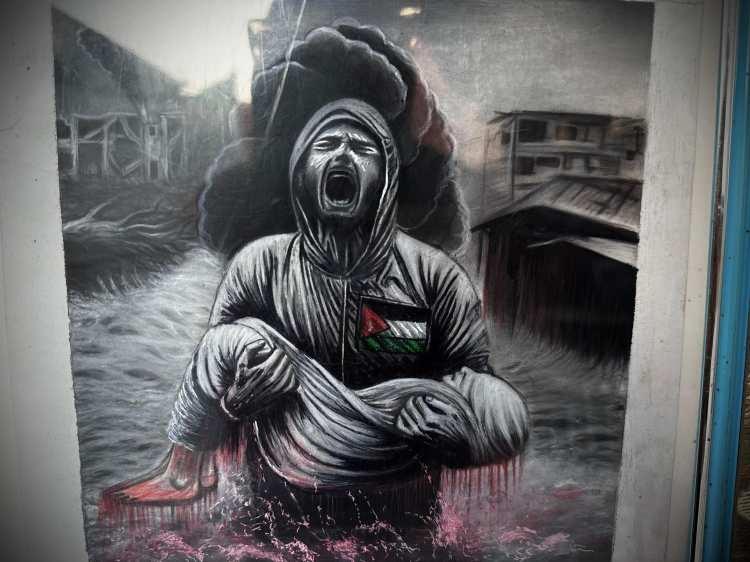 <p>Filistinli genç kadın, savaşın gölgesinde resim çizmeye devam ediyor.</p>
