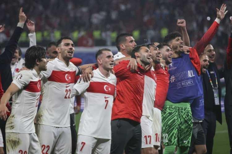 <p>EURO 2024 Son 16 turu maçında Türkiye, Avusturya'yı 2-1 yenerek çeyrek finale yükseldi.</p>
