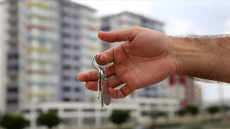 <p> Kiracılar, bütçelerine uygun bir konut bulmakta zorlandıkları için oturdukları evi değiştirmek istemiyorlar. Bu durum, ev sahibi ve kiracılar arasında fahiş kira zamlarıyla ilgili tahliye ve anlaşmazlık sorunlarına yol açıyor. Bazı durumlarda ise kiracılar, evden ayrılmalarına rağmen can sıkıcı bazı sorunlarla karşı karşıya kalabiliyor.</p>
<p> </p>