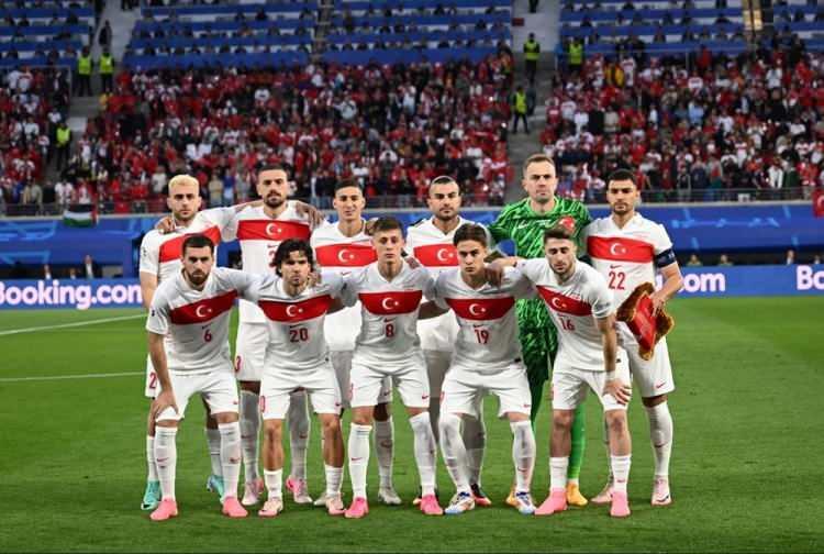 <p><strong>Kurier:</strong><br />
<br />
"Avrupa Şampiyonası'nda son 16 turunda acı son: Avusturya, Türkiye karşısında mağlup oldu. Berlin'de Hollanda'ya karşı çeyrek final yerine eve uçuş. Oyuncular hayal kırıklığı içinde yerde yatıyorlardı ve Türkler etraflarında çılgınca kutlama yaparken teselli edilmeleri gerekiyordu."</p>
