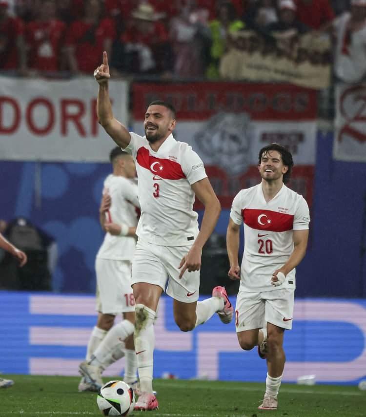 <p><strong>OE24:</strong></p>

<p>"Yaz masalımızın acı sonu. EURO kahramanlarımızın rüyası Leipzig'de sona eriyor. Ralf Rangnick'in takımı son 16 turunda Türkiye'ye 2-1 yenildi."</p>

<p> </p>
