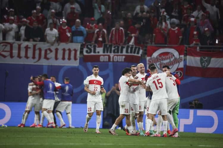 <p><strong>Die Presse:</strong></p>

<p>"Parçalanan rüya: Avusturya Türkiye yüzünden başarısız oldu. Avusturya, son 16 turunda dramatik bir maçta Türkiye'ye 1-2 elendi."</p>

<p> </p>

