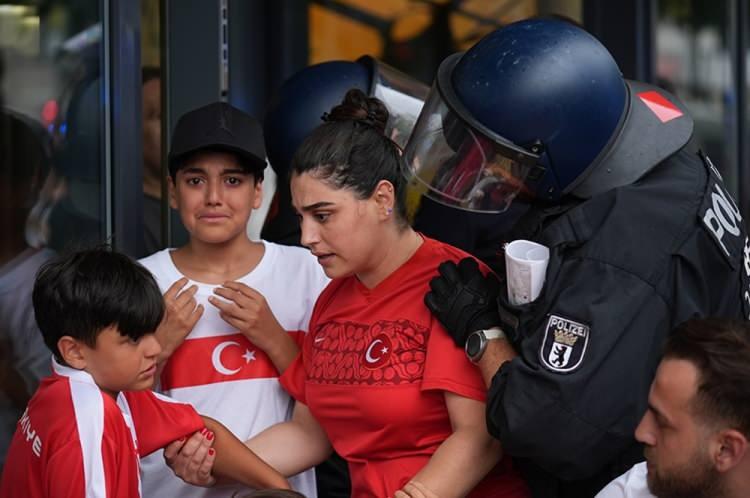 <p>Bölgede yoğun güvenlik önlemi alan polis ekipleri, bazı Türk taraftarları gözaltına aldı.</p>
