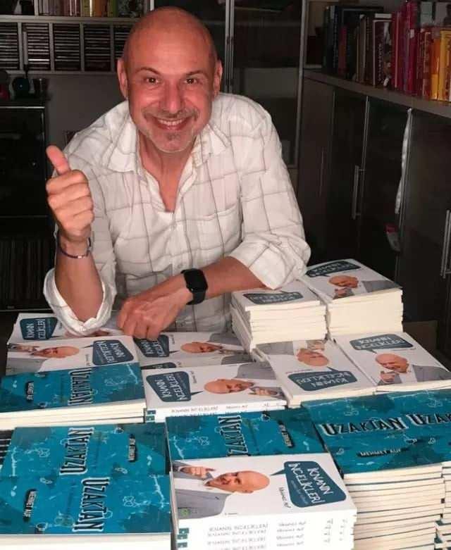 <p>Çeşitli organizasyonlarda hayranlarıyla buluşan Mehmet Auf, kariyer ve eğitim hayatına dair pek çok deneyimini dinleyicilerle paylaşıyor.</p>

<p> </p>
